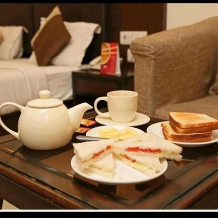 Hotel O Airport Plaza By Palace Nuova Delhi Esterno foto